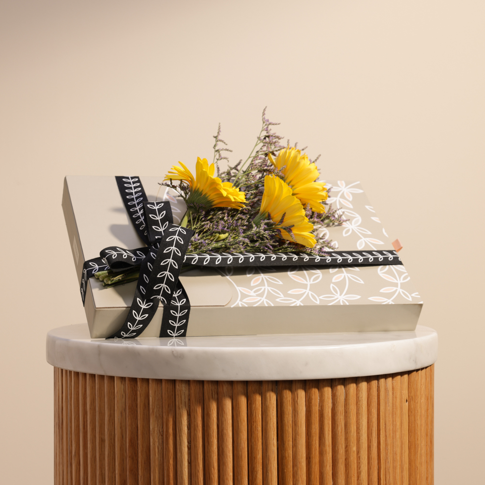 صندوق شوكولاته متنوعه من فلاورد | زهور متألقه