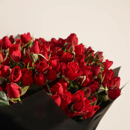 Dar Al Sabaek Gold Half Lera | Red Baby Roses Bouquet
