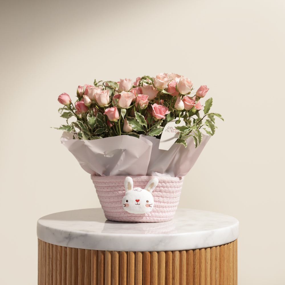 سلة الأرنب مع الأزهار الوردية المشرقه
