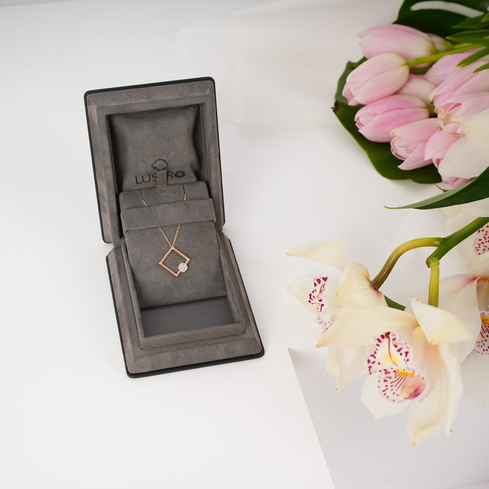  عقد ستيلاروزا روب ألماس وذهب من لوسترو| الزهور