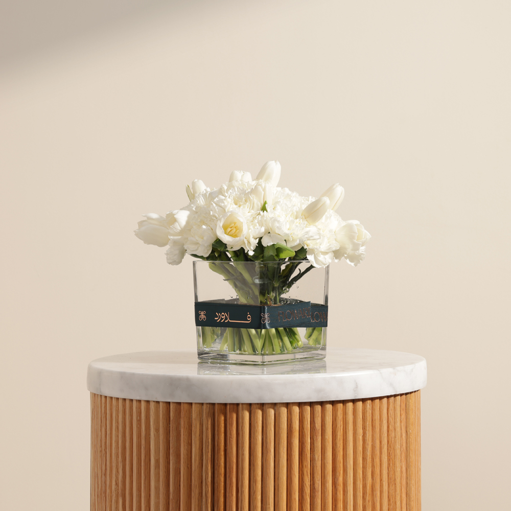 مزهرية زهور بيضاء زاهية