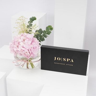 بطاقة اهداء من جو سبا مع فازة الأزهار الناعمة 
