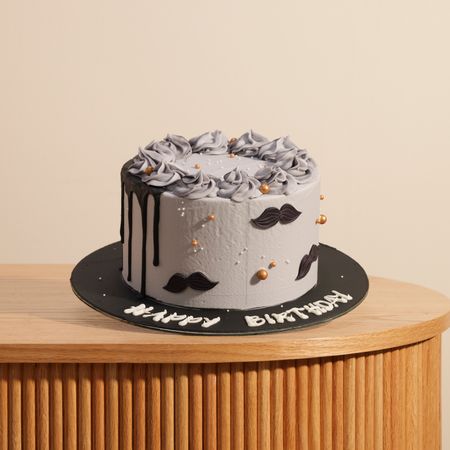 كيك يوم ميلا سعيد له من هِلِن