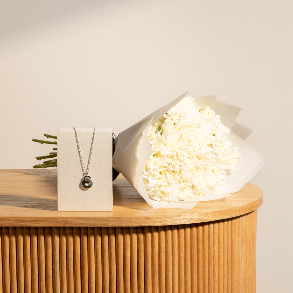 Felizmoda Silver Circles Necklace with 15 White Chrysanthemums