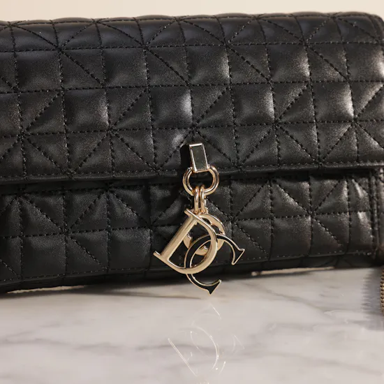 حقيبة نسائية جلدية سوداء صغيرة من ديتشى ميلانو