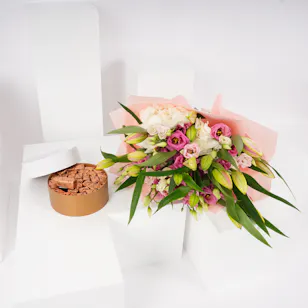 Levo Crepe Dentelle Medium Chocolates Box | Radiance Bouquet Levo Crepe Dentelle Medium Chocolates Box | Radiance Bouquet