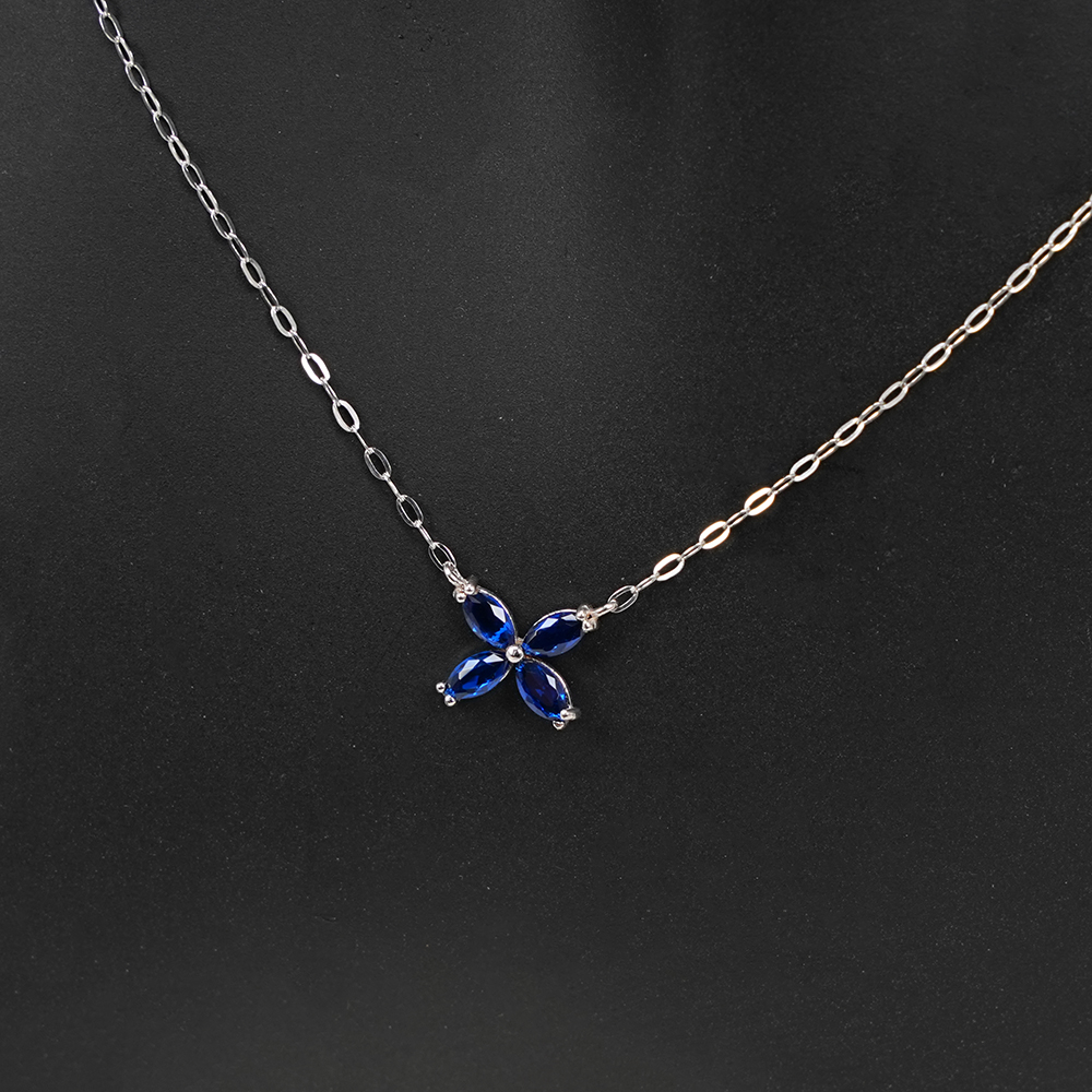 عقد نافا ذهبي شكل وردة