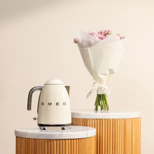 Smeg Retro Style Electric Kettle 1.7 Liter | Baby Roses Bouquet 