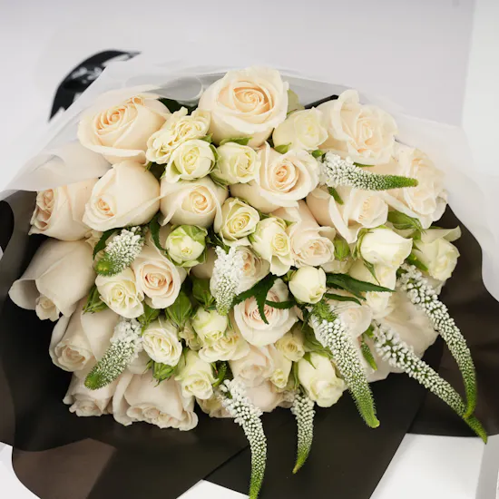 Laviviane Giveaways Chocolates Tray | White Blooms