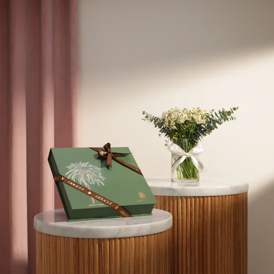 Abucci Founding Day Chocolate Box | Spring Chamomile Flower Vase
