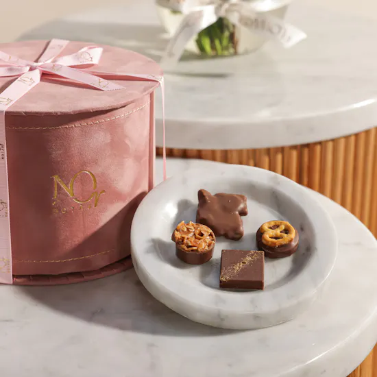 Nor Noyau Medium Pink Velvet Round Chocolate Box | Birthday Flower Vase