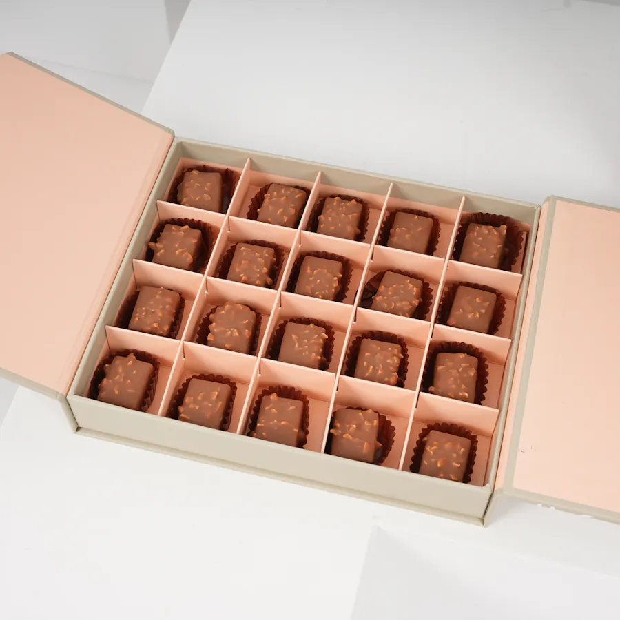 Floward Crunchy Chocolate Box | Red Roses  4