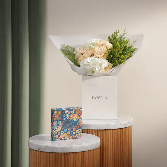 Venchi Murrine Blue Lingottino Chocolate Box | Soft Flower Bouquet