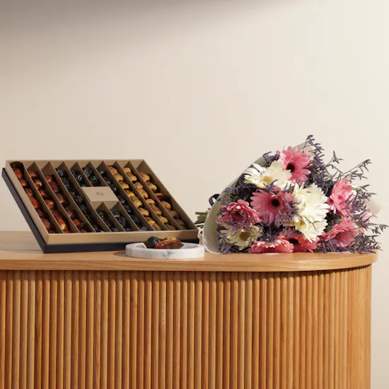 Nua Dates Luxury Gifting Box 1kg | Gerbera Bouquet