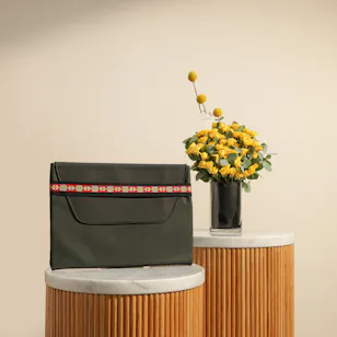 Kaseb Tuwaiq Leather Pouch | Elegant Flower Vase Kaseb Tuwaiq Leather Pouch | Elegant Flower Vase