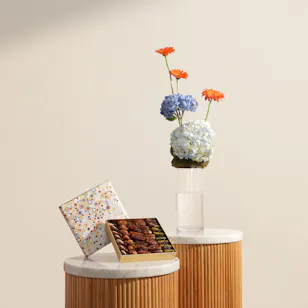 Bateel Festive Box | Charming Glow Flower Vase Bateel Festive Box | Charming Glow Flower Vase