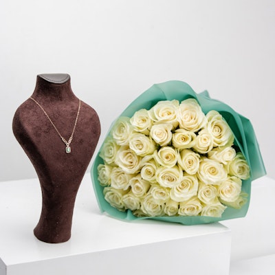 L'azurde Green Stone Necklace | White Roses