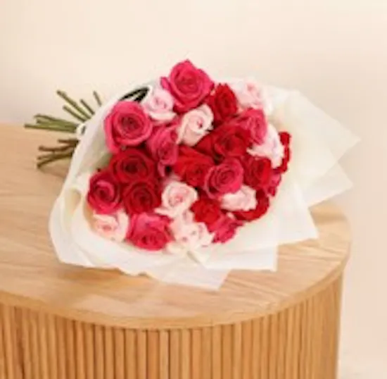 Hummingbird Bakery Personalised Vintage Heart Blush Cake | Shinny Roses Bouquet