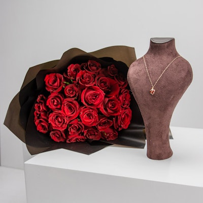 L'Azurde Red-Heart Necklace & 25 Red Roses