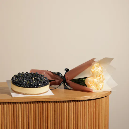 Patisserie By Guillermo Palomo Blueberry Cheesecake | Delicate Flowers Bouquet