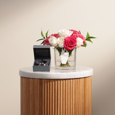 Minimalist Gift Set for Her | Roses Vase