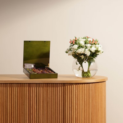 صندوق خشبي أخضر من بتيل | زهور أنيقة