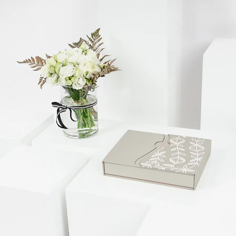 Floward Small Mixed Chocolate Box | Soft Blooms Vase 5