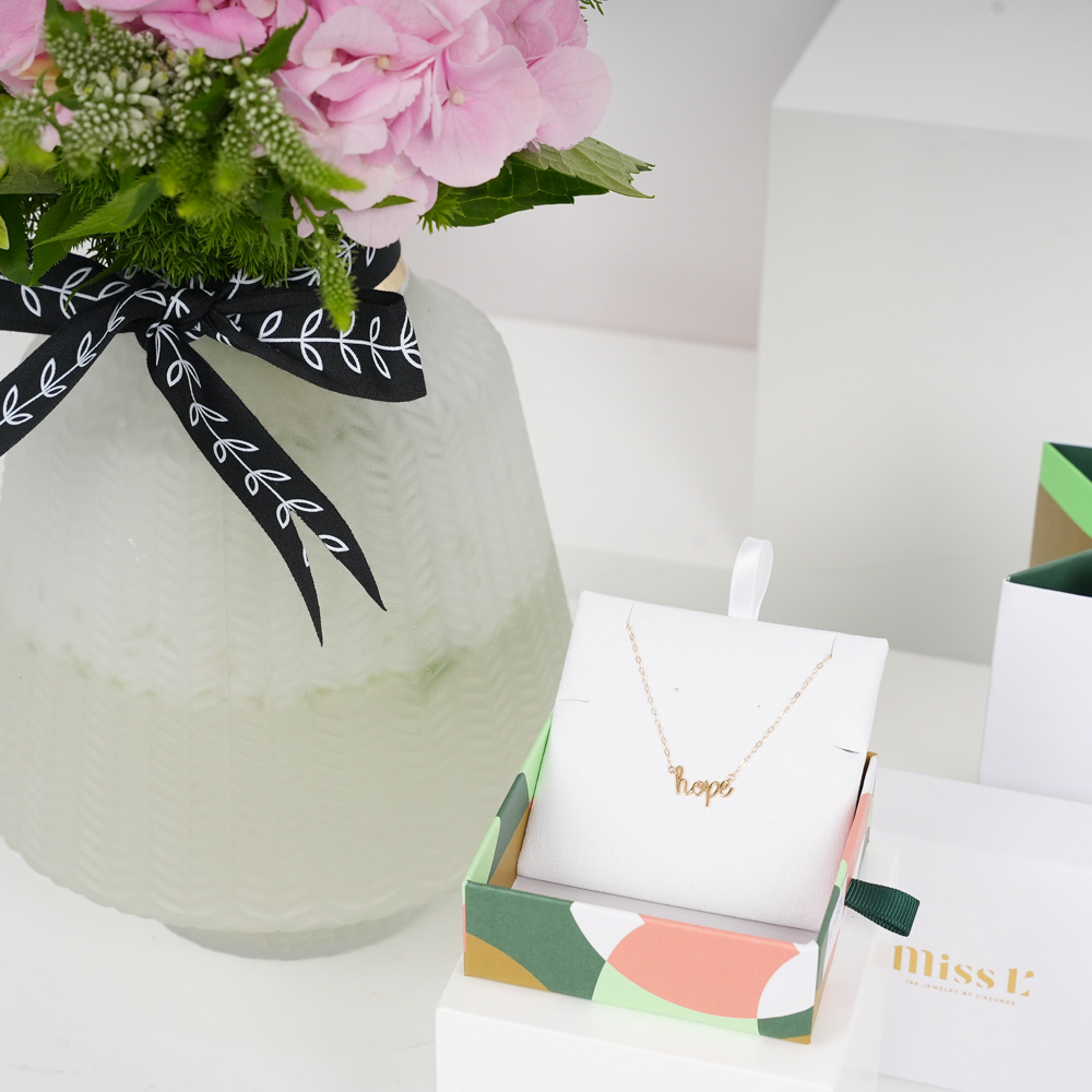 قلادة أمل الذهبية من مس ال من لازودي | مزهرية هيدرنجا 