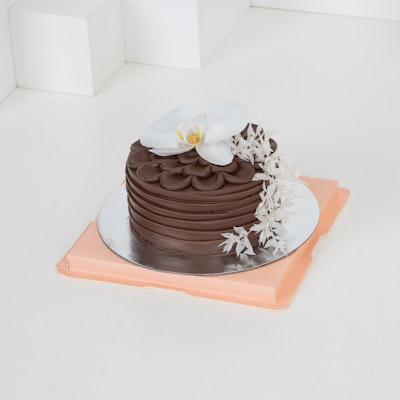 Roselle Scrumptious Chocolate Fudge Cake With Flowers