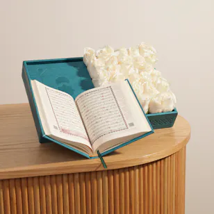 Floward Blue Holy Quran | White Roses Floward Blue Holy Quran | White Roses