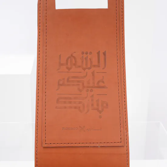 سجادة صلاة مع باقة من زهور الجوري