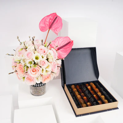 صندوق إهداء التمور المميز من نوا | الزهور الورديه الفاتحه صندوق إهداء التمور المميز من نوا | الزهور الورديه الفاتحه