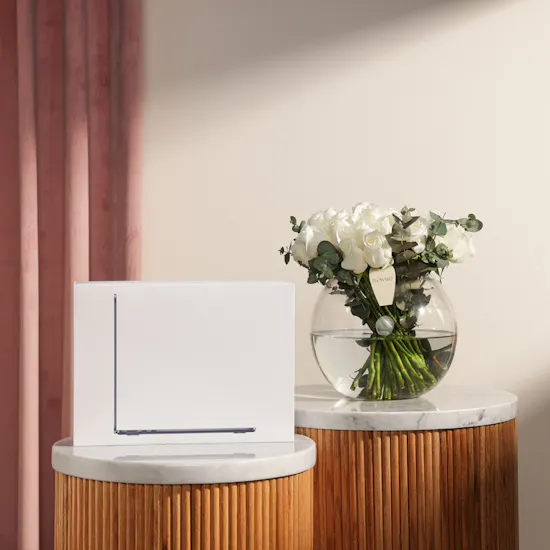 Apple MacBook Midnight Air M5 512 GB | Timeless Flower Vase