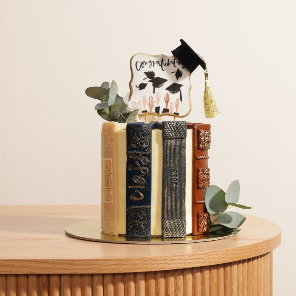 كيك التخرج الكبيرة من سويت أتيليه