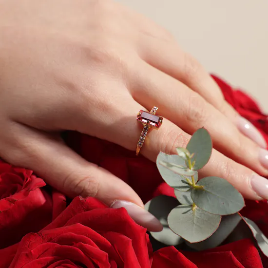 طقم مجوهرات لوسي الوردية من كارولين سفيدبوم | جوري أحمر متوهج