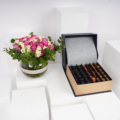 Nua Dates Signature Gifting Box | Roses Vase