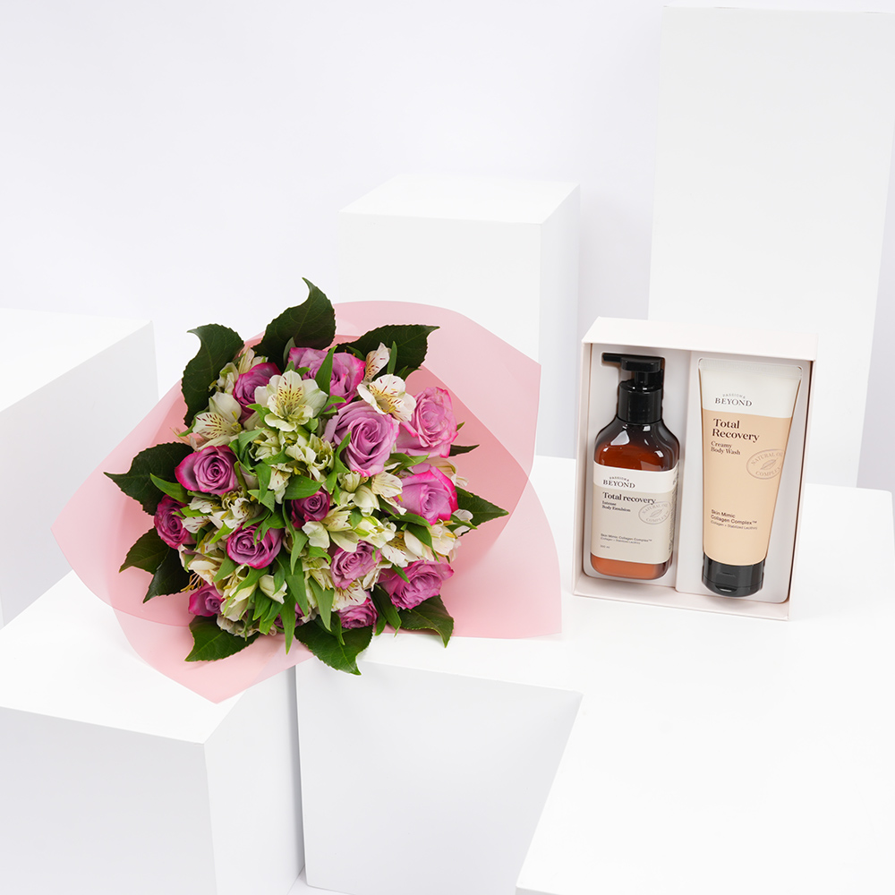 مجموعة بيوند توتال ريكفوري من ذا فيس شوب مع باقة الأزهار