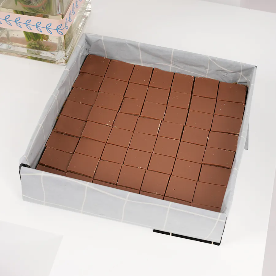 Hanoverian Caramel Chocolate Box | Joyful Roses 4