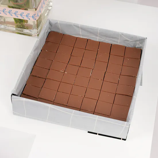 Hanoverian Caramel Chocolate Box | Joyful Roses