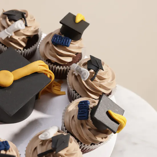 Floward Graduation Chocolate Cupcakes