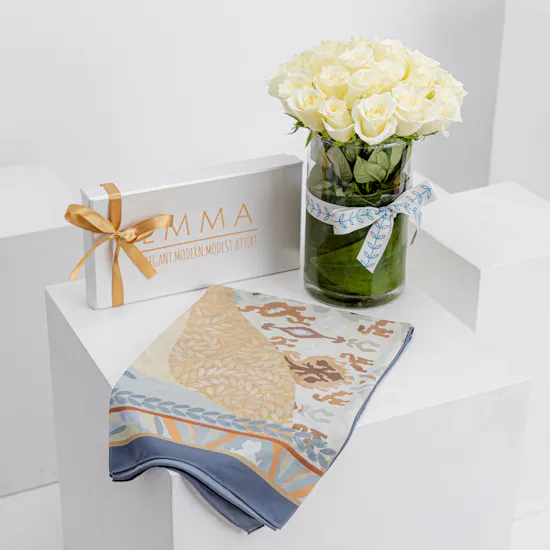 Emma True Blessing Scar | White Roses Vase