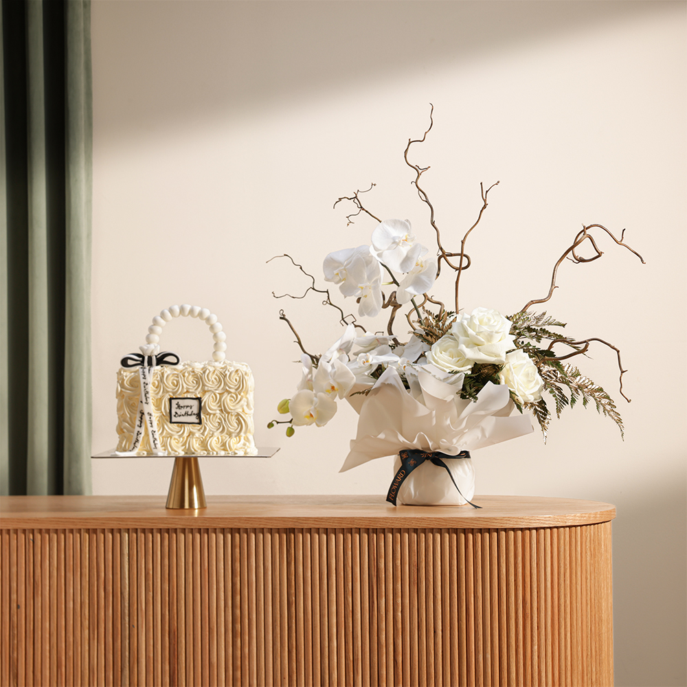 كيك عيد ميلاد سعيد على شكل حقيبة من فلاورد | باقة بيضاء 