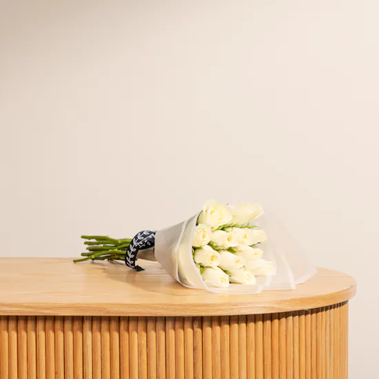 Shan Shal Medium Chocolate Box | 20 White Roses