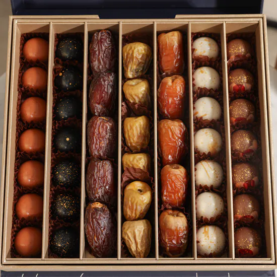Nua Small Classic Signature Date and Chocolate Bonbon Box | Eid Elegance Flower Bouquet