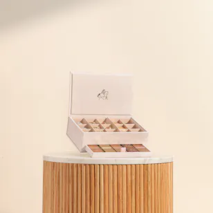 Godiva Small Beige Royal Chocolate Box Godiva Small Beige Royal Chocolate Box