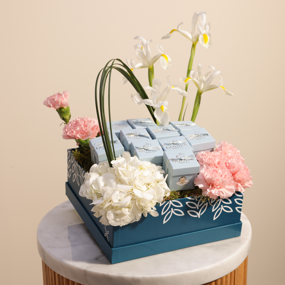 صندوق شوكولاته ازرق للبيبي من جوديڤا | زهور البهجة 