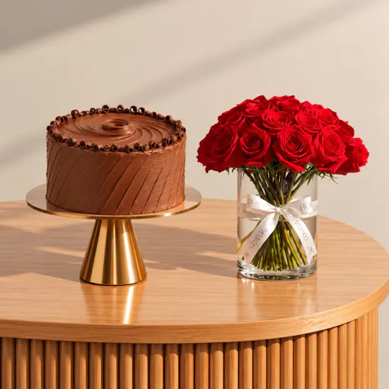 The Hummingbird Bakery Chocolate Devil's Food Cake | Sweet Roses Flower Vase
