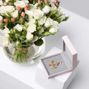 Amal Al Majed 21K Anchor Pendent | Alstroemeria Vase