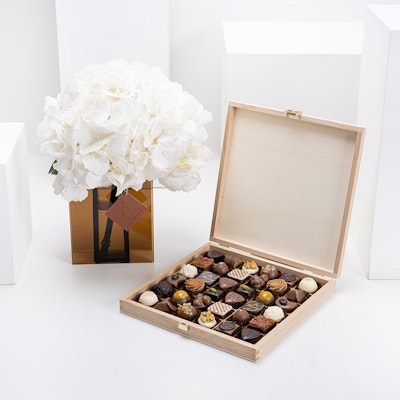 Laderach Woodbox of 36 Assorted Praline Chocolates	
