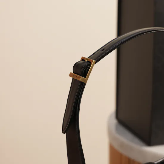 Saint Laurent LE 5 À 7 in Smooth Leather Black Handbag